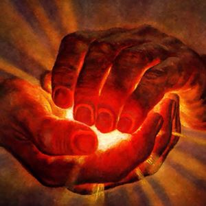Mains tenant une lumière, symbole des soins individuels