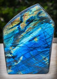 Pierre de labradorite posée sur une table