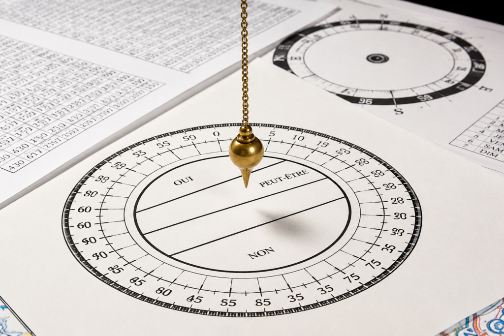 Planches de mesure utilisées en radiesthésie avec un pendule