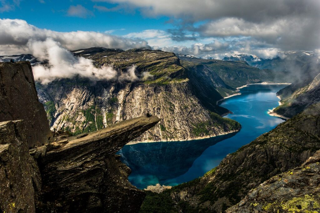 Paysage de montagne et lac illustrant les bienfaits de la nature sur la santé et le bien-être